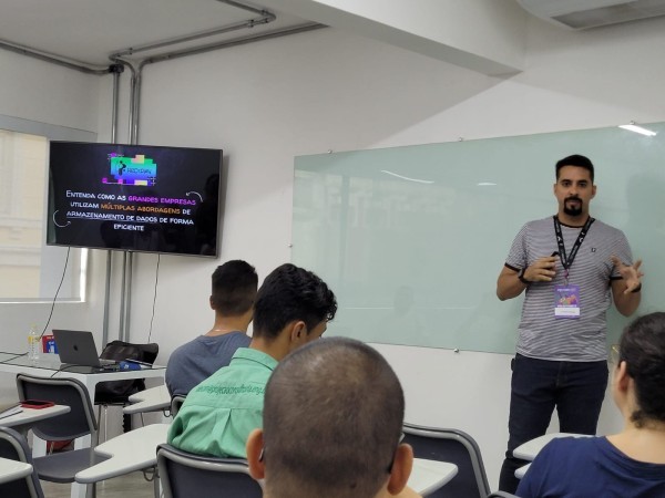 Leonardo Marinho em palestra sobre banco de dados no REC'n'Play 2023 na UNIAESO Recife